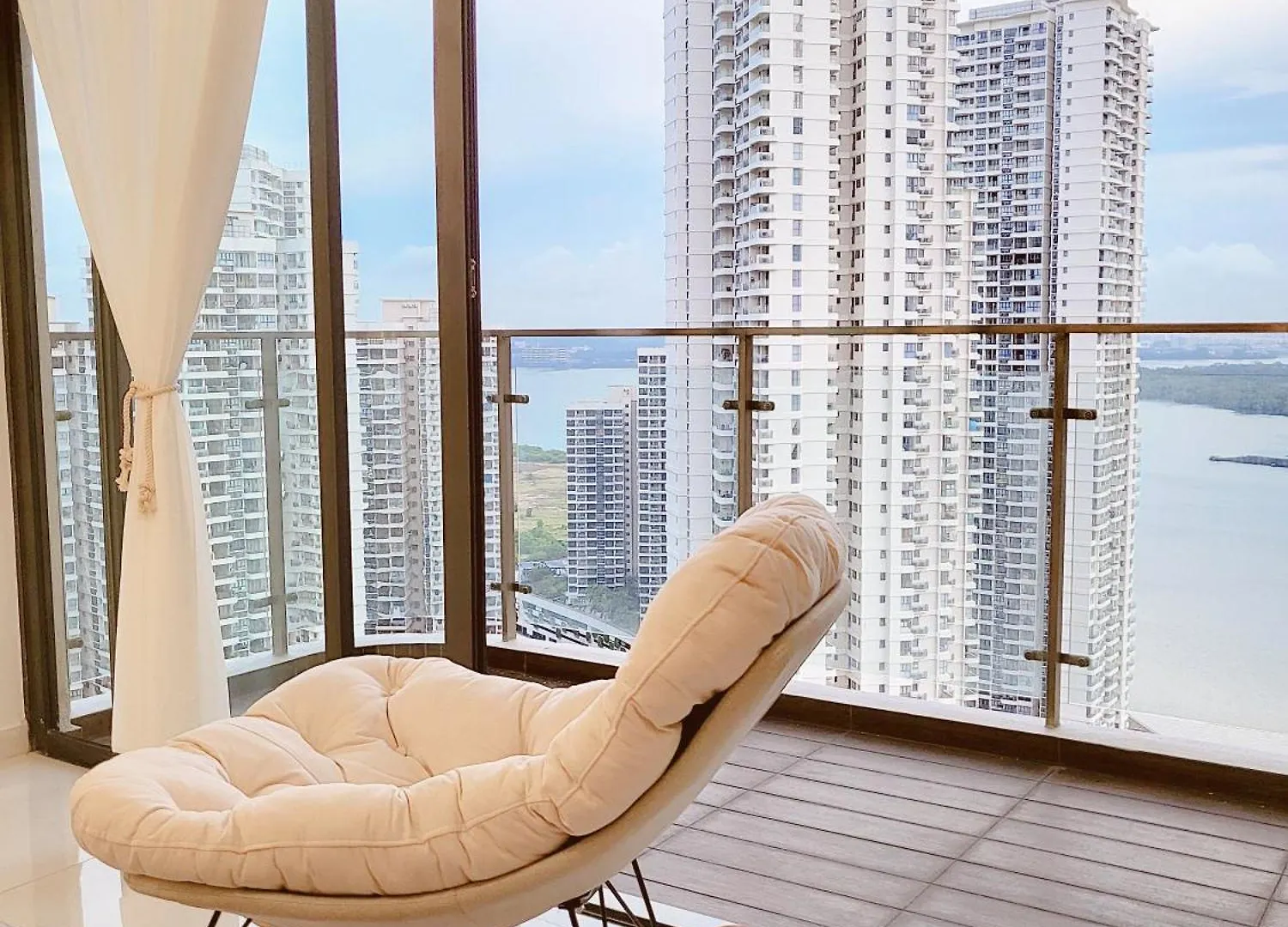 Beachfront Seaview W Projector 6-8 Pax, 3 Rooms. Johor Bahru Apartment