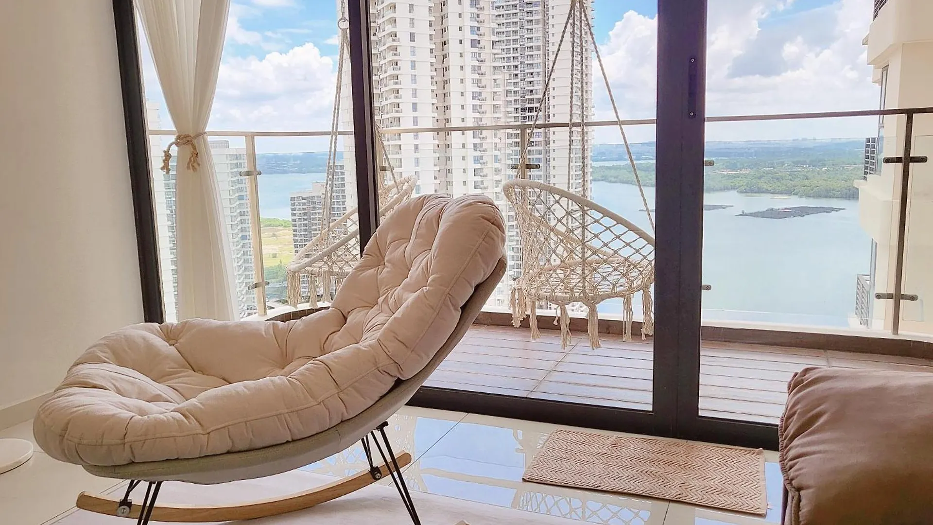 Apartment Beachfront Seaview W Projector 6-8 Pax, 3 Rooms. Johor Bahru
