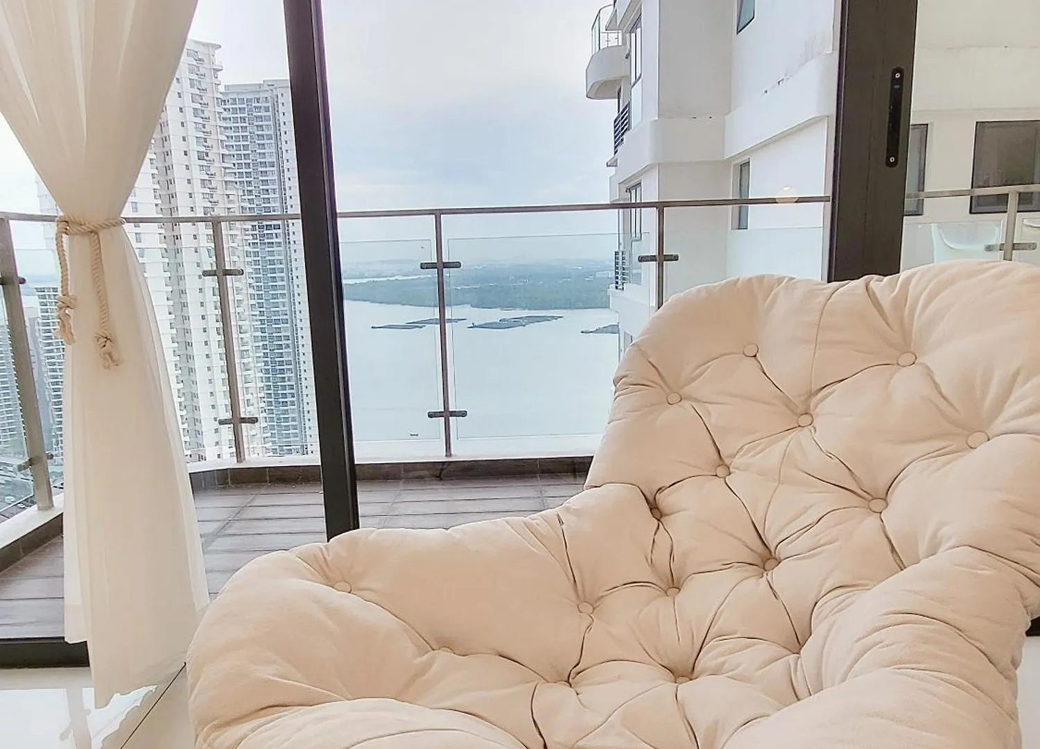 Apartment Beachfront Seaview W Projector 6-8 Pax, 3 Rooms. Johor Bahru Malaysia